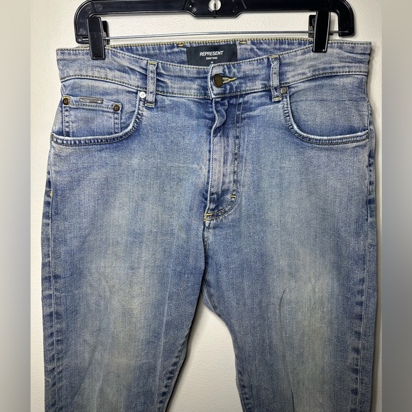 Represent men’s jeans size 33 with distress to the bottom - Picture 2 of 10